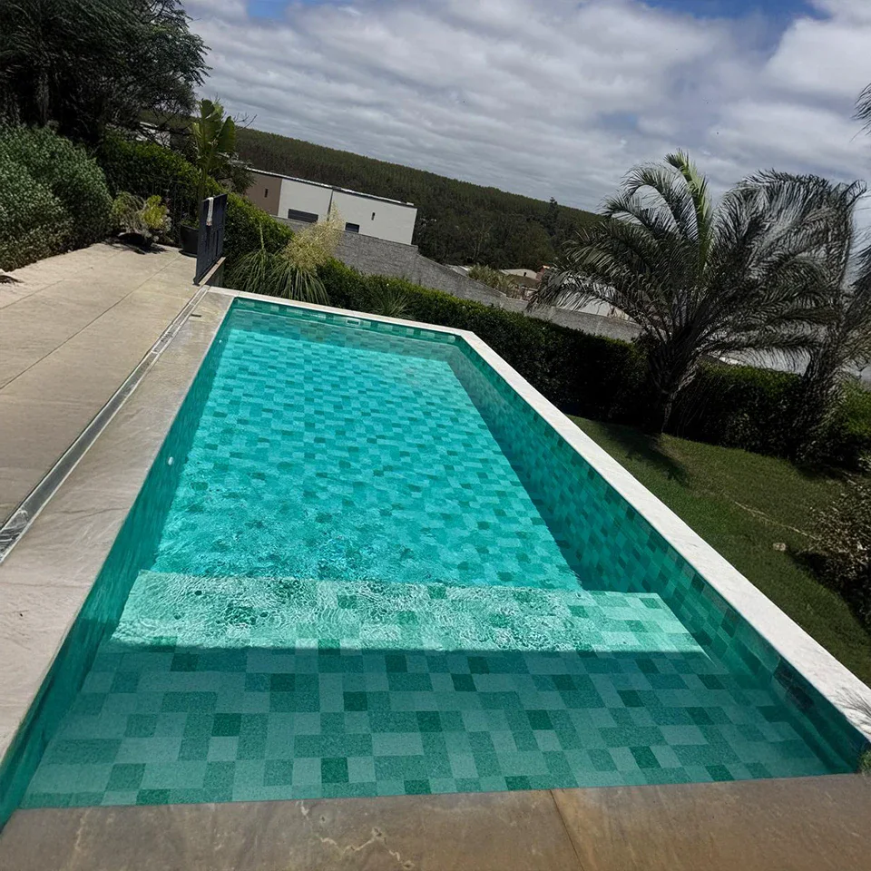 Imagem ilustrativa de piscina com revestimento vinílico