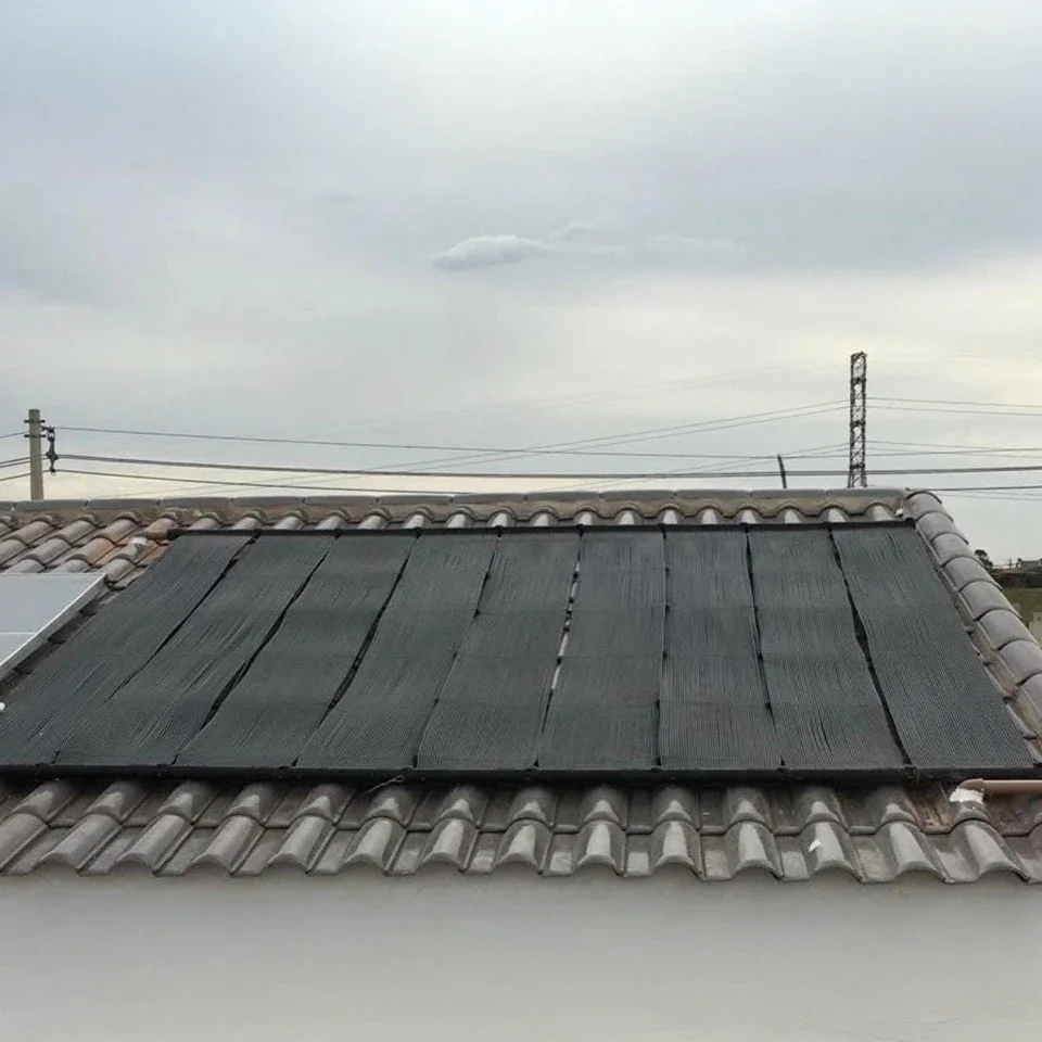 Placas solares usadas no aquecimento de piscinas