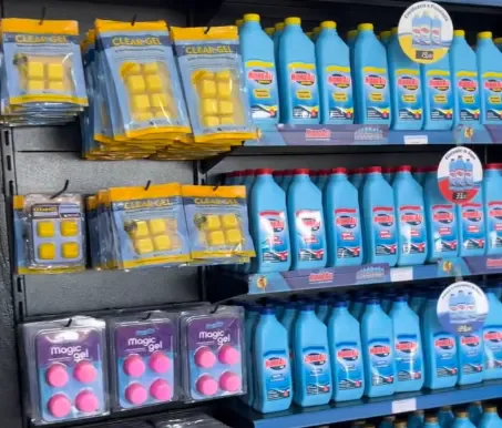 Produtos químicos para piscina expostos na loja