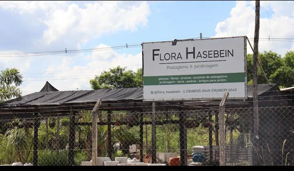 Placa da Flora Hasebein em área de viveiro