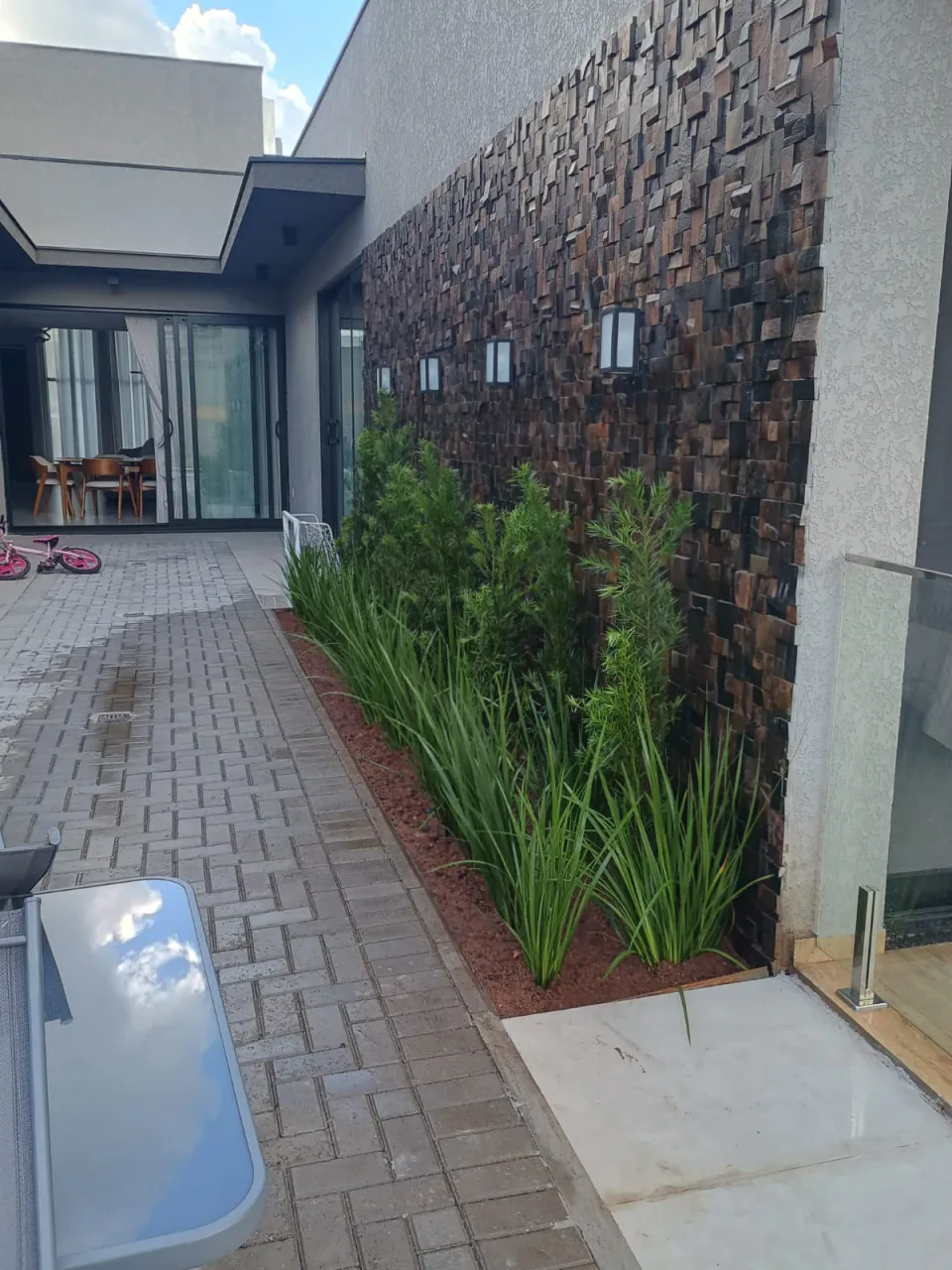 Jardim linear em corredor residencial