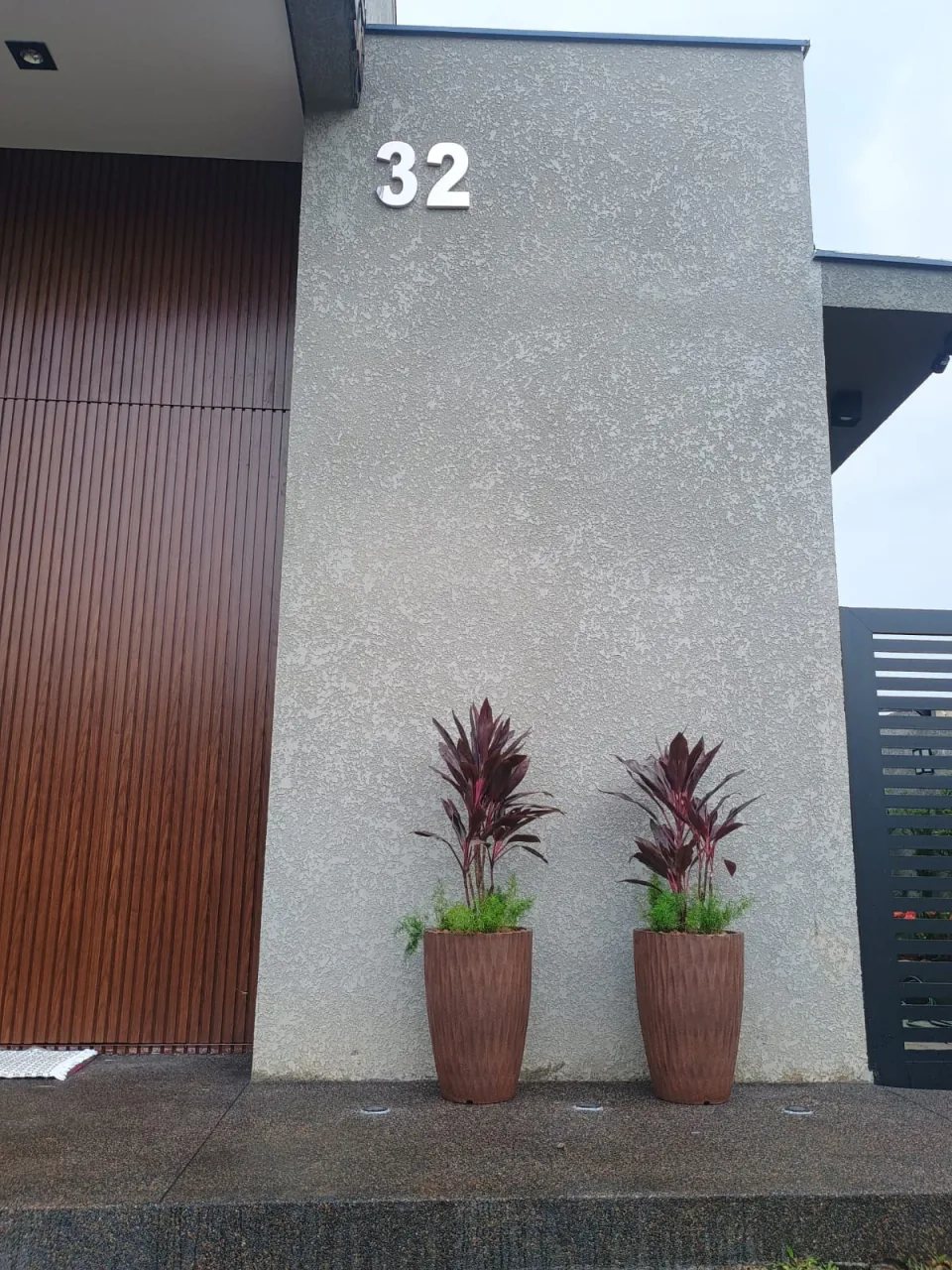 Vasos ornamentais compondo a entrada de uma residência
