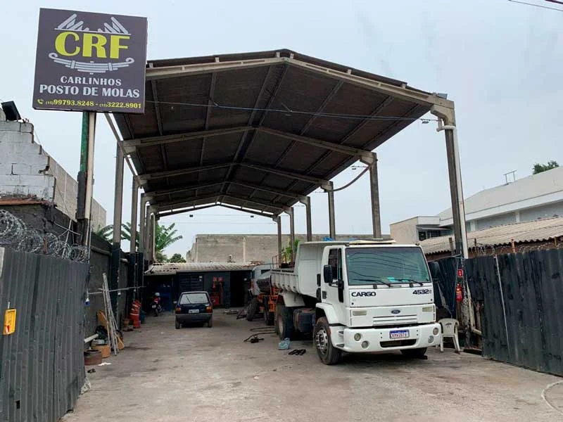 Entrada coberta da CRF Posto de Molas com caminhão