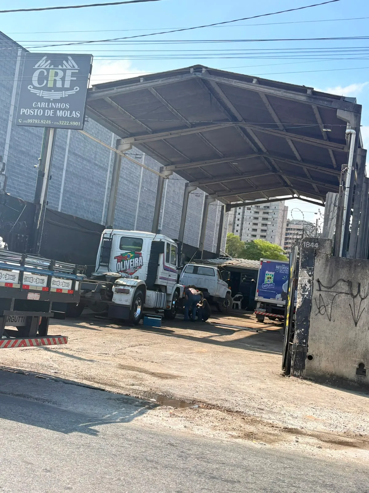 Galpão da CRF Posto de Molas com veículos na oficina