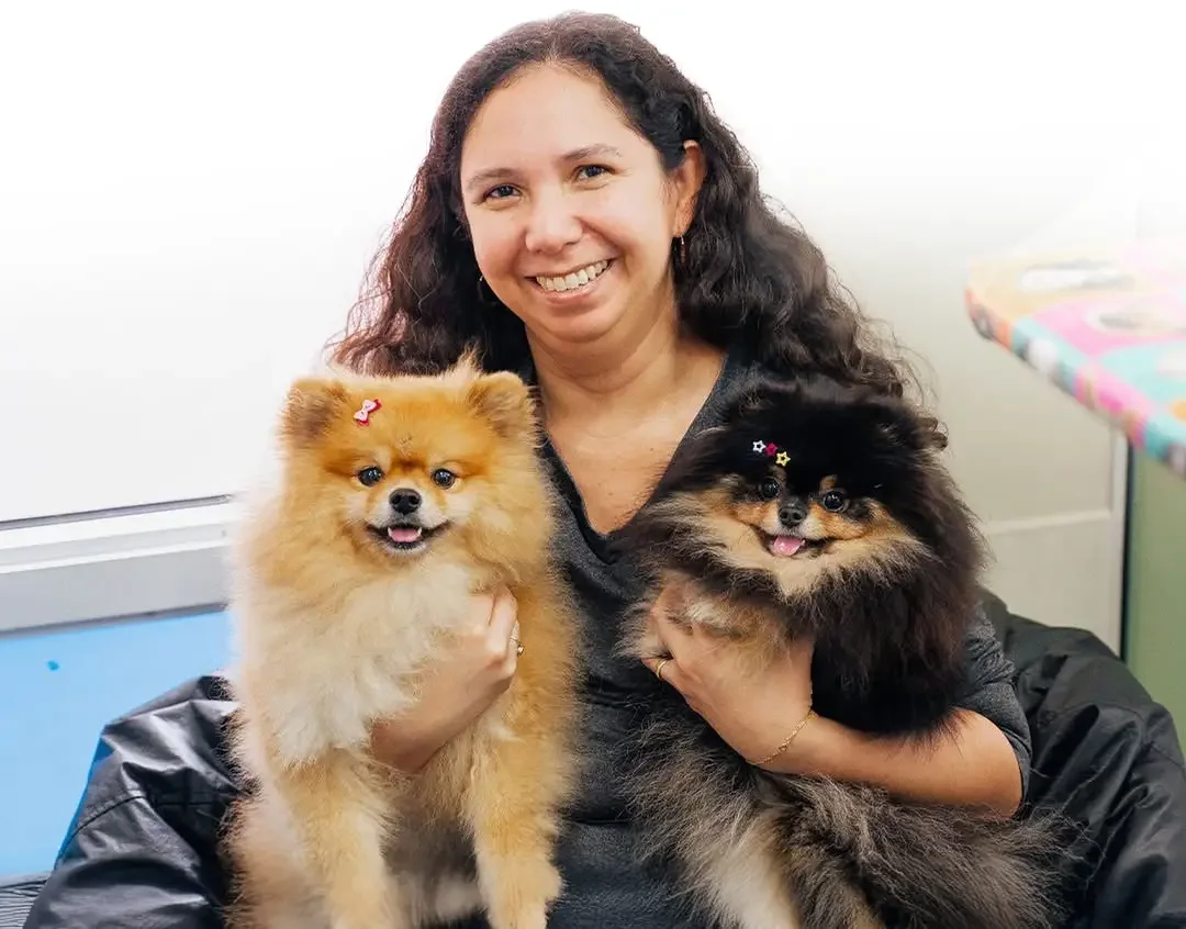 Veterinária com dois cães
