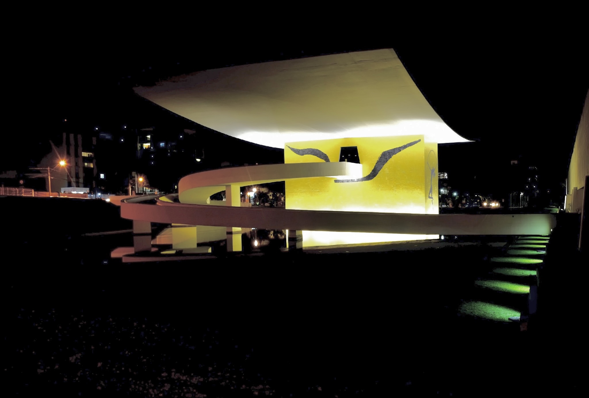 Vista noturna da parte externa do Museu Oscar Niemeyer, em Curitiba.