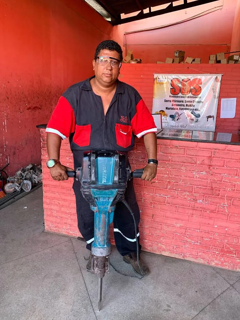 Profissional com martelo rompedor na unidade da SOS