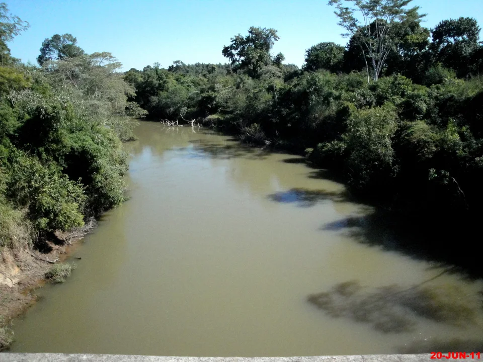Rio Jaguari Mirim na divisa de Aguaí e Casa Branca, São Paulo.
