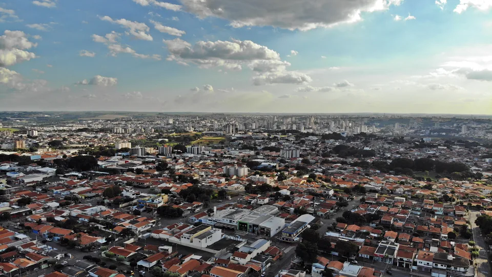 Vista aérea dos bairros e do centro de Americana, SP