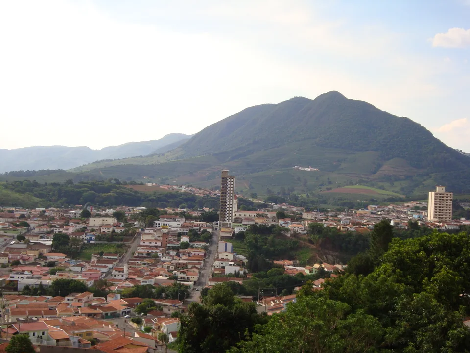 Vista de Andradas, Minas Gerais, com a cidade e as montanhas ao fundo.