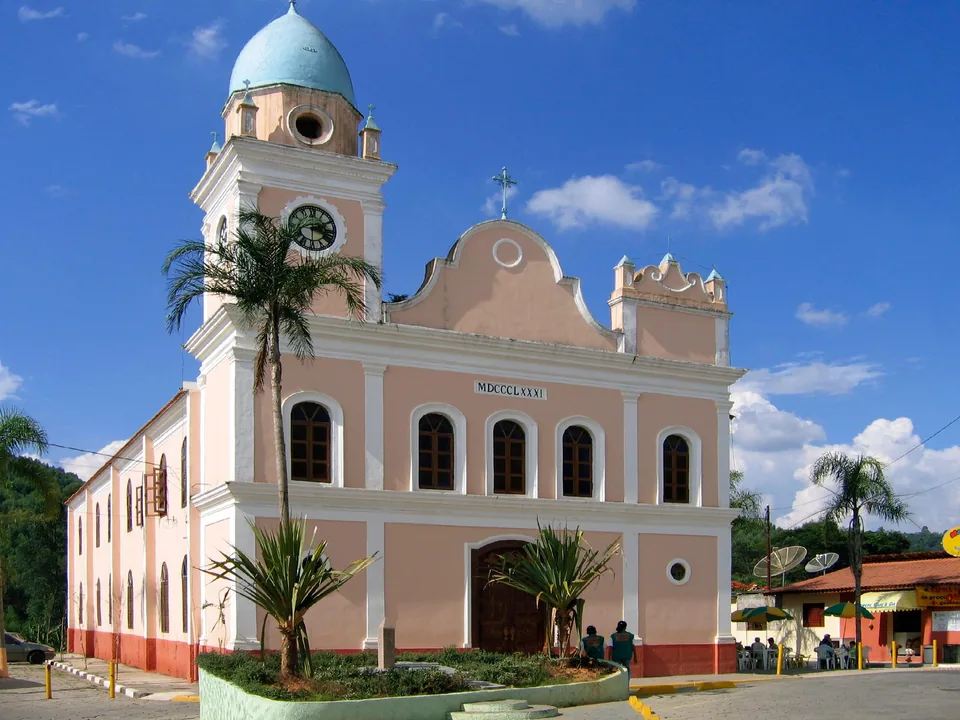 Igreja matriz e praça em Araçariguama, em São Paulo.