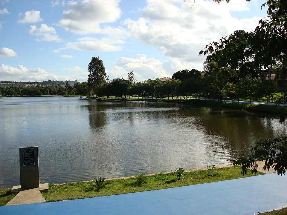 Lago em Araçoiaba da Serra, cercado por árvores e um passeio à beira da água