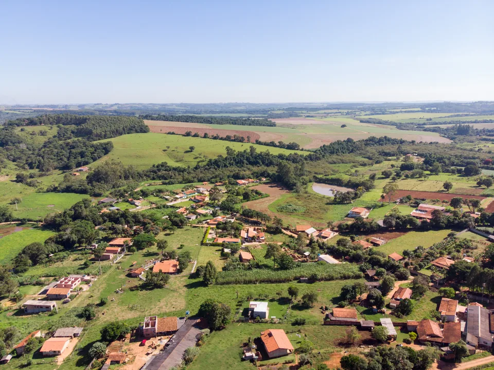 Vista aérea de uma área residencial cercada por campos em Capela do Alto, em São Paulo.