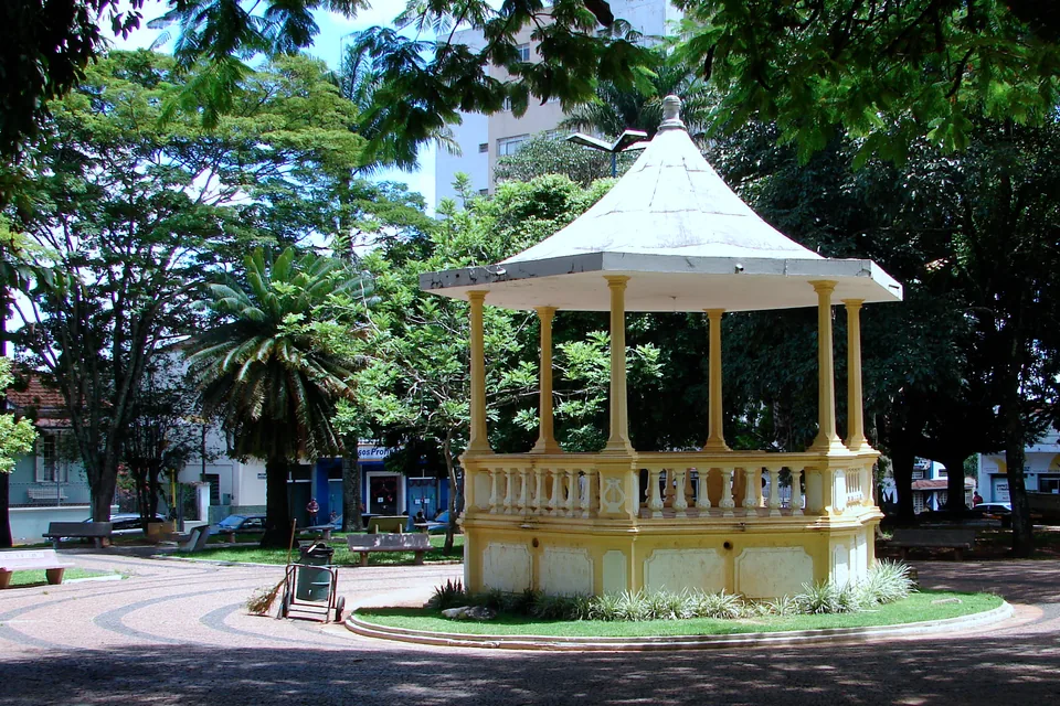 Coreto na praça central de Casa Branca, em São Paulo, cercado por árvores.
