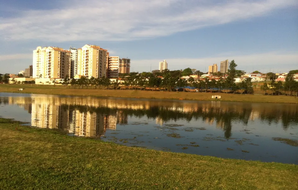 Lago, áreas verdes e edifícios em Indaiatuba, em São Paulo.