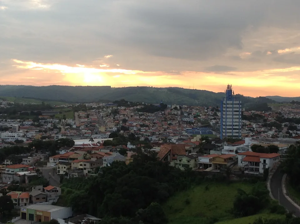 Vista urbana de Itatiba ao entardecer, em São Paulo.