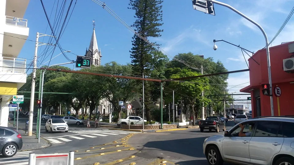 Praça São João e ruas do centro de Laranjal Paulista, São Paulo.