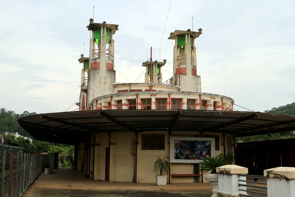 Fachada e torres da Estação Ferroviária de Mairinque, São Paulo.