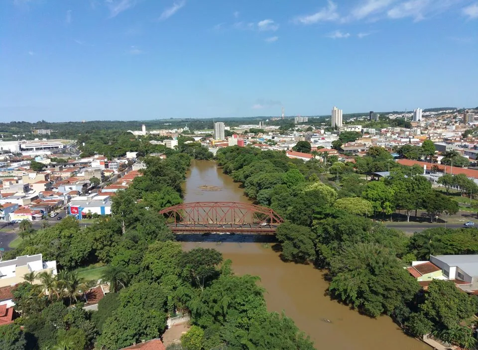 Vista urbana junto ao rio em Mogi Guaçu, em São Paulo.