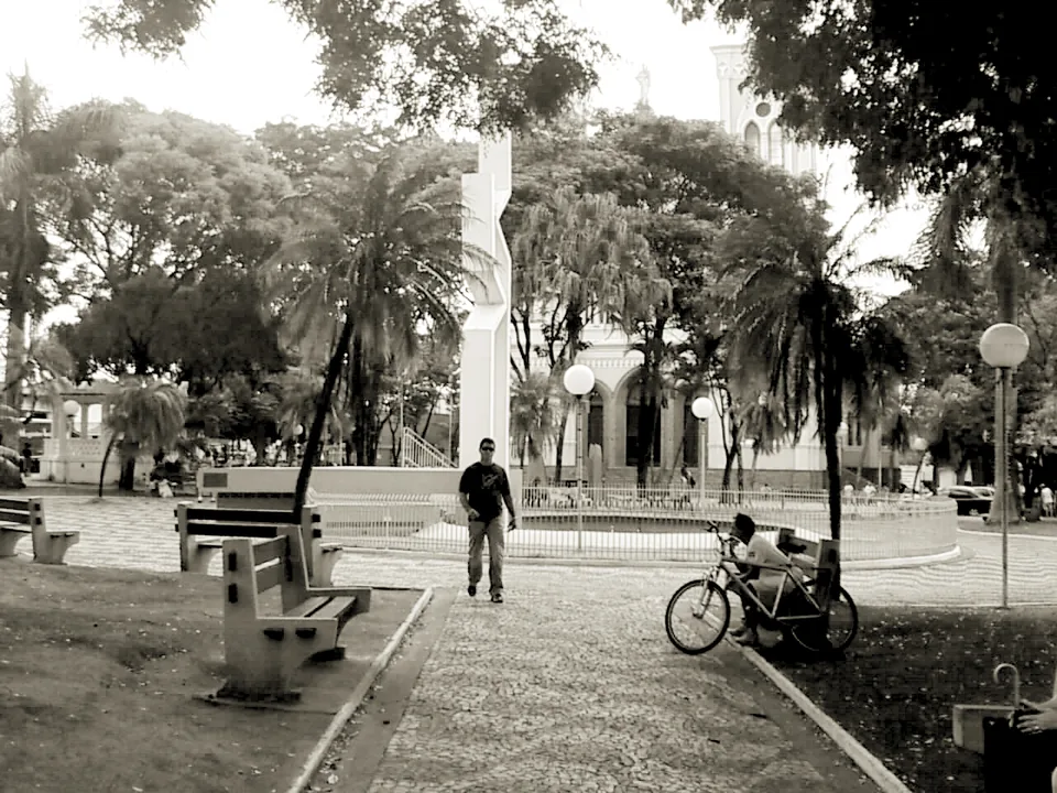Praça São José em Mogi Mirim, São Paulo, em fotografia com tons de sépia.