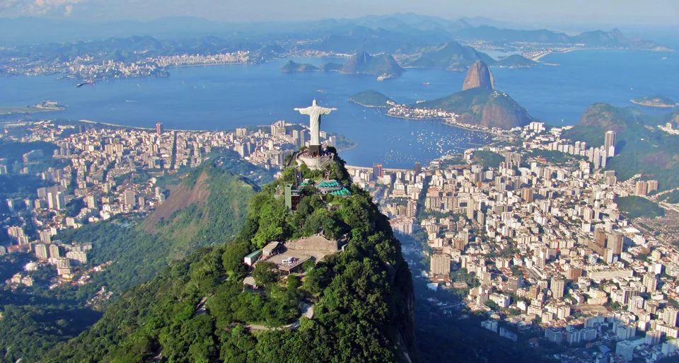 Cristo Redentor e vista panorâmica do Rio de Janeiro, RJ