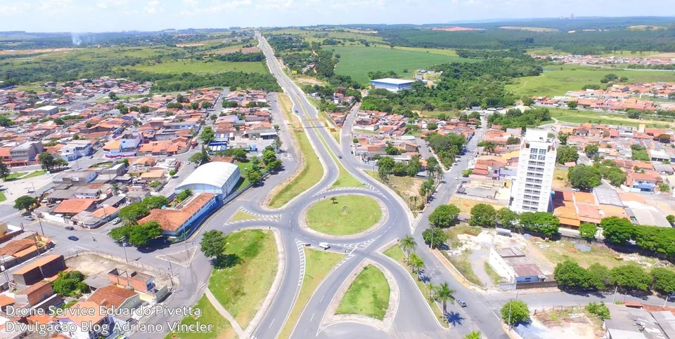 Vista aérea de Salto de Pirapora, com uma rotatória entre a área urbana e a paisagem rural