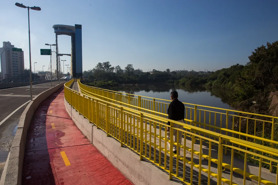 Ponte estaiada sobre o Rio Tietê em Salto, São Paulo, vista pela passagem de pedestres.
