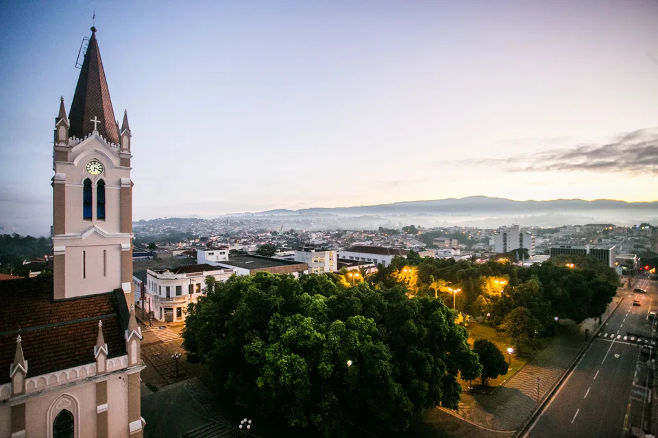 Catedral de São João Batista e vista de São João da Boa Vista, São Paulo.
