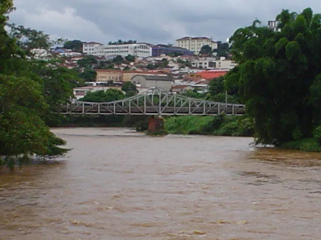 Ponte Euclides da Cunha sobre o rio em São José do Rio Pardo, São Paulo.