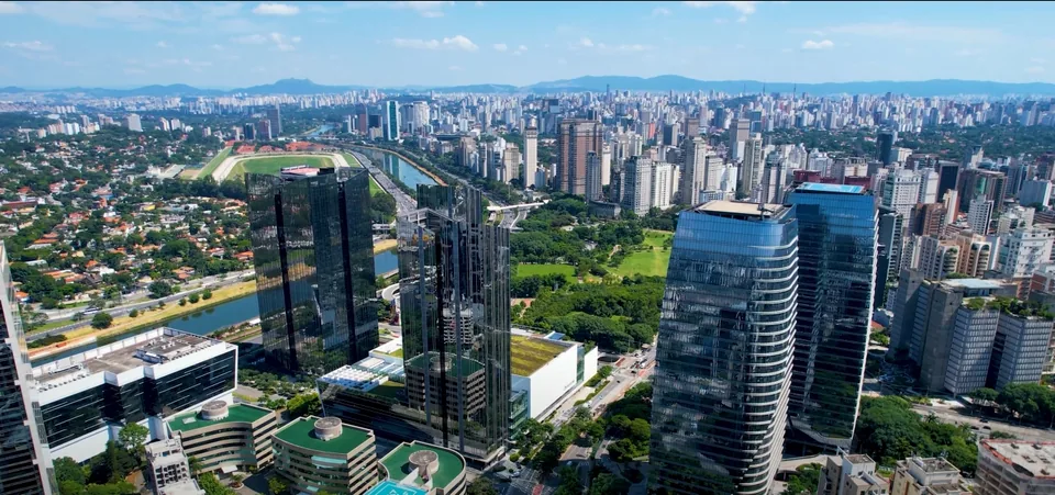 Marginal Pinheiros, Jockey Club e edifícios na cidade de São Paulo.