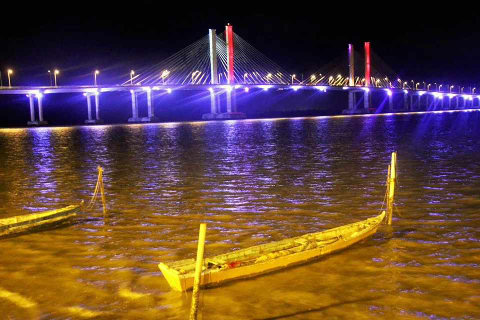 Ponte iluminada sobre o Rio Sergipe, vista de Barra dos Coqueiros, Sergipe.