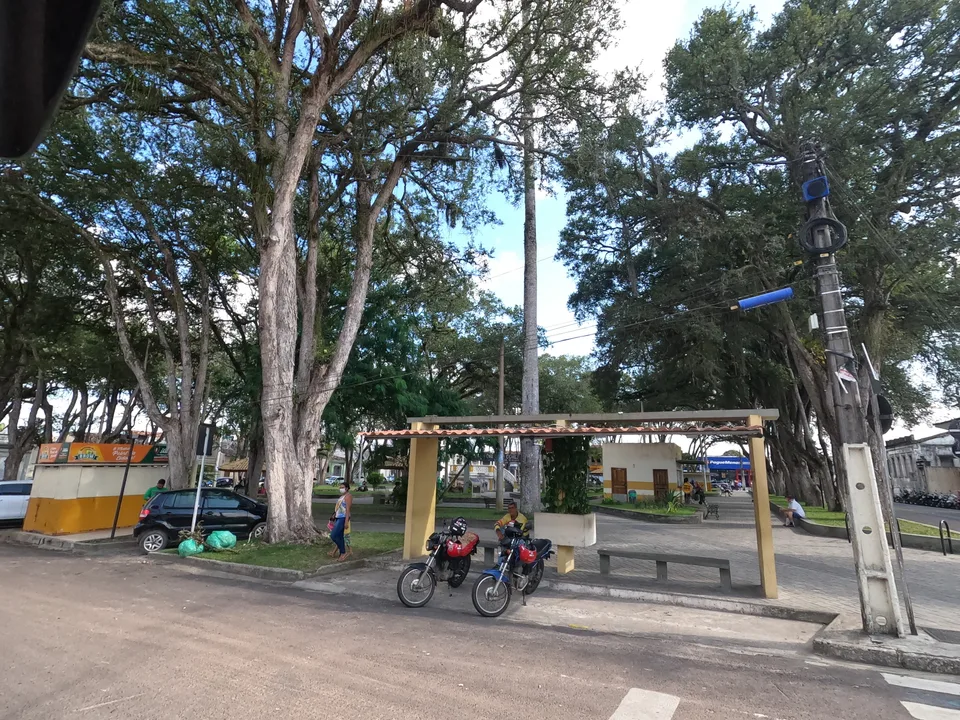Praça Orlando Gomes, arborizada, em Estância, Sergipe.