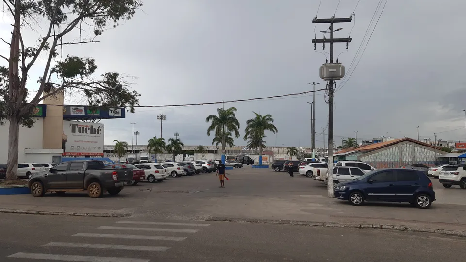 Vista urbana de Itabaiana, Sergipe, com praça, ruas e edifícios comerciais.