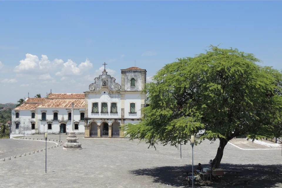 Praça São Francisco em São Cristóvão, Sergipe, com o conjunto histórico e árvore em primeiro plano.