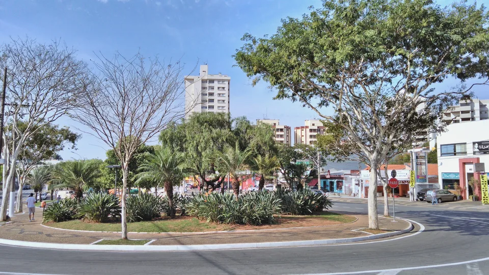 Praça Brasil 500 Anos em Valinhos, São Paulo, com palmeiras e edifícios ao fundo.