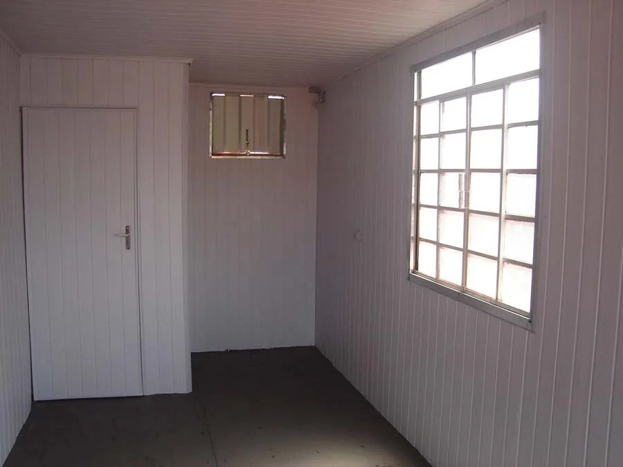 Interior de contêiner com janela lateral e porta