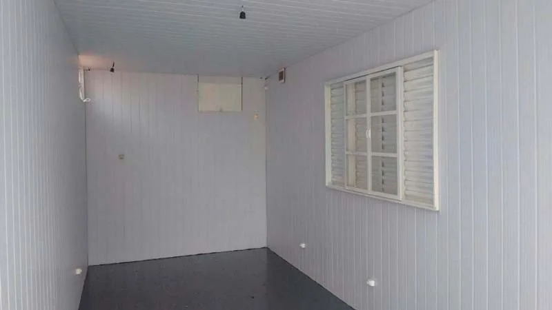 Interior revestido de contêiner com janela