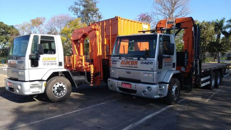 Dois caminhões da Alocon estacionados