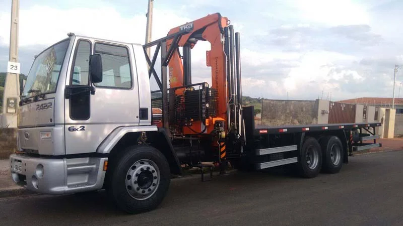 Caminhão da Alocon com carroceria aberta e munck