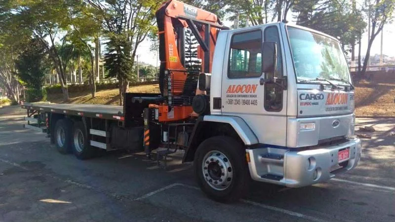 Caminhão da Alocon com equipamento de movimentação de cargas