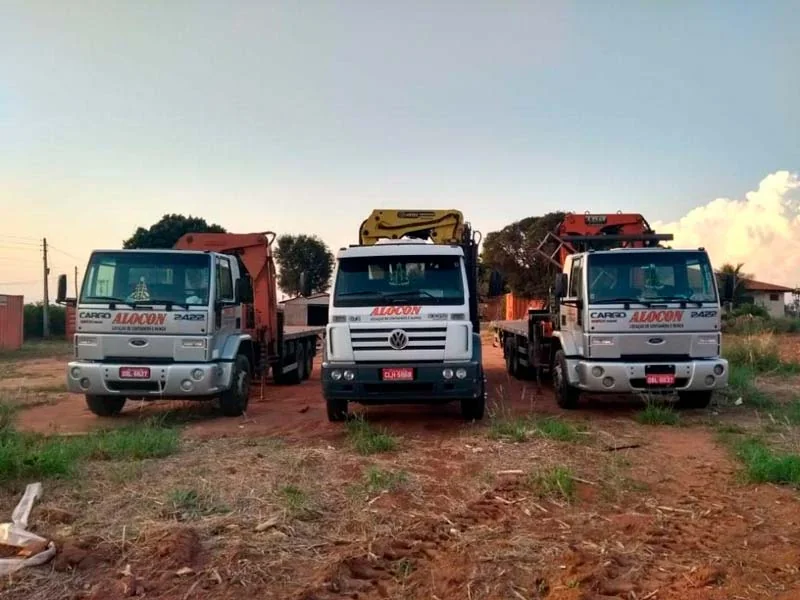 Três caminhões da Alocon estacionados no pátio