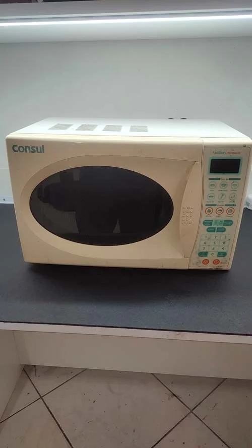 Forno de micro-ondas sobre bancada