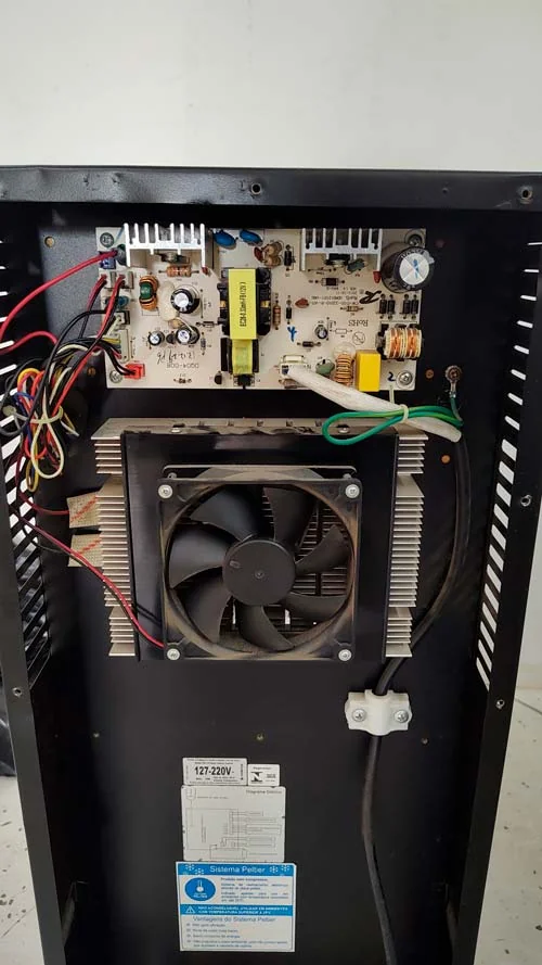 Equipamento aberto mostrando placa e ventilador internos