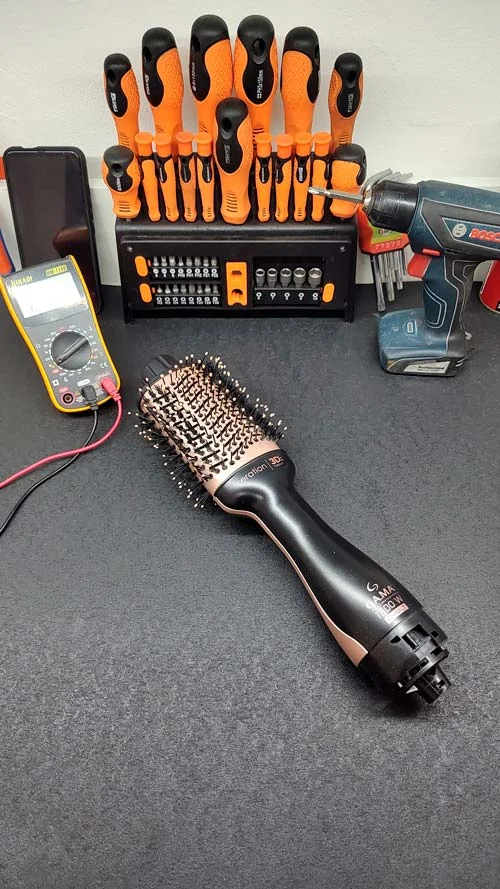 Escova elétrica para cabelo sobre bancada