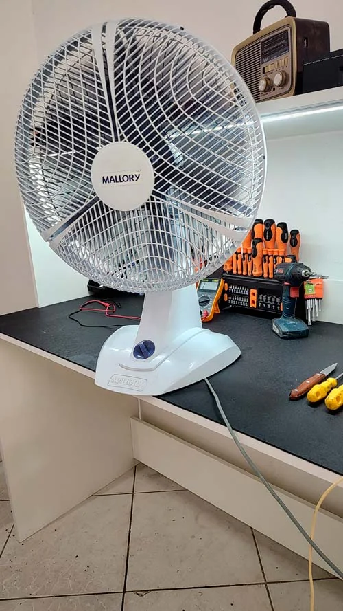 Ventilador de mesa sobre bancada