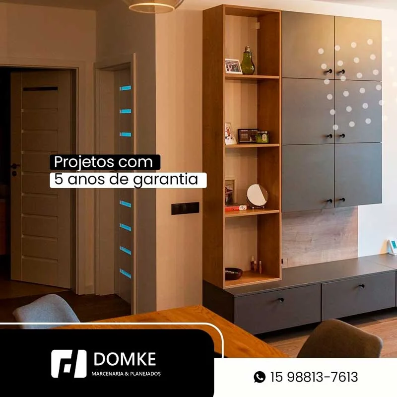 Painel e prateleiras em tons amadeirados apresentados pela Domke