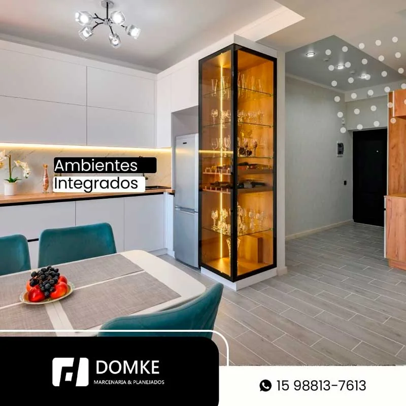 Ambiente integrado apresentado pela Domke com armário iluminado