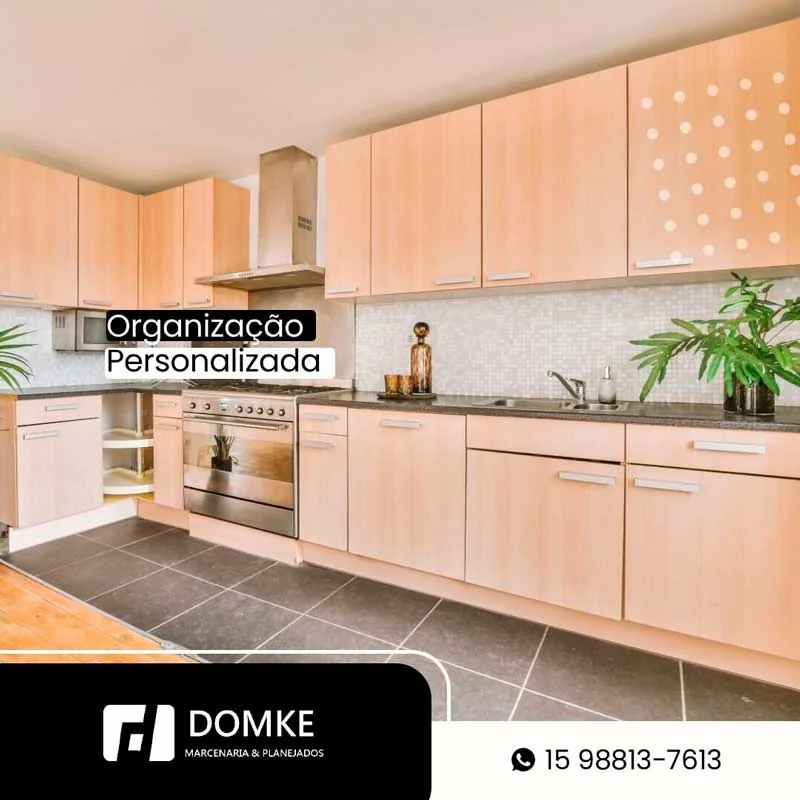 Cozinha apresentada pela Domke com armários em tom amadeirado claro