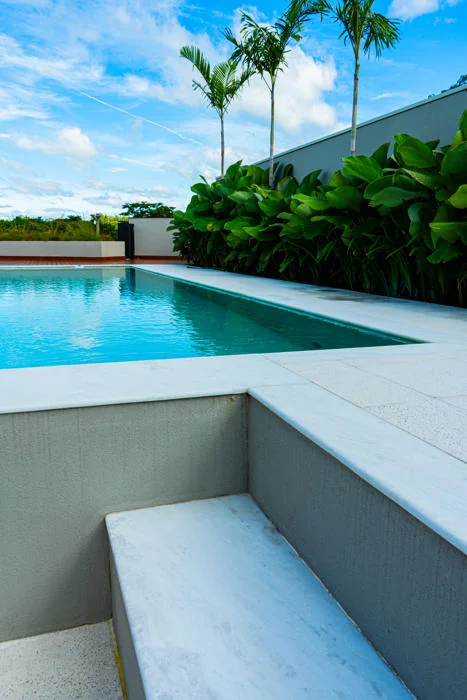 Piscina com borda clara e degraus de acesso