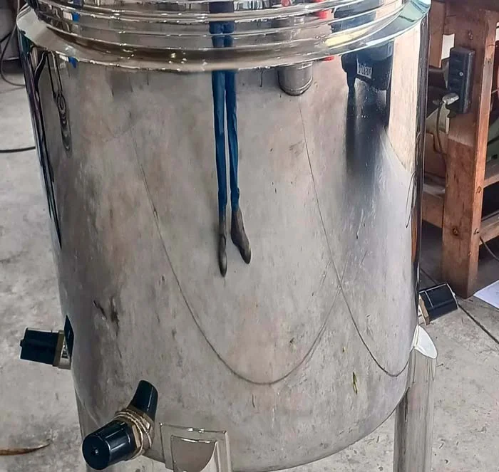 Detalhe da superfície polida de um tanque metálico